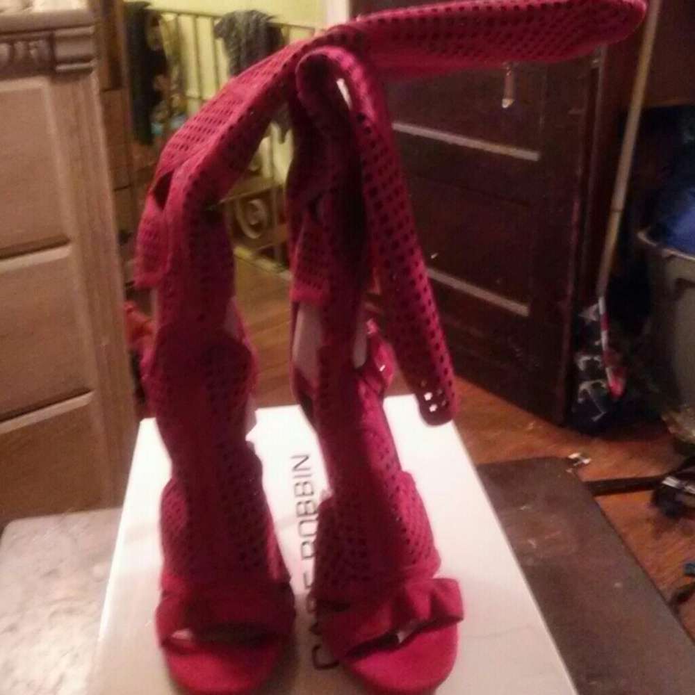 PRETTY HOT PINK RUNS SMALL QLWAYS GIVE YOUR FEET R